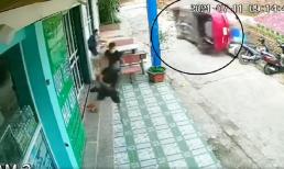 Đang ngồi uống nước, 3 thanh niên thất kinh khi thấy 'xế hộp' bay lộn như trong phim hành động