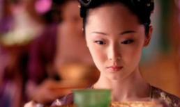 Khi Từ Hi đi vào nhà vệ sinh, tại sao cô hầu gái bên cạnh lại phải ngậm nước ấm vào miệng? Bạn có thể không nghĩ ra câu trả lời!