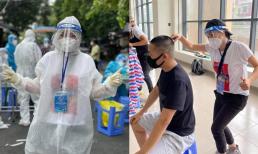 Ấm lòng hình ảnh Phương Thanh cắt tóc cho đội ngũ y bác sĩ, dân quân mùa dịch