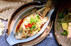 Để làm món cá vược hấp, không nên dùng muối và xì dầu trước khi hấp nhé! Hướng dẫn bạn đúng cách, cá ngon và mềm