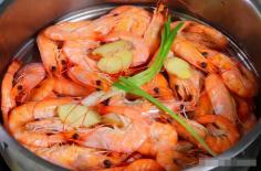 Khi nấu tôm, bạn đừng chỉ đun sôi trong nước, cho thêm ba thứ vào, thịt tôm không bị tanh, khi ăn sẽ có mùi thơm