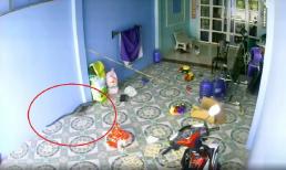 2 người đàn ông bế thốc đứa trẻ rồi chạy vội vào nhà, cảnh tượng sau đó khiến nhiều người rùng mình