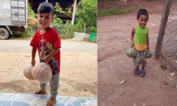 Hình ảnh em bé mồ côi bẽn lẽn xách 2 quả bí đến ủng hộ bà con chống dịch khiến ai cũng xúc động