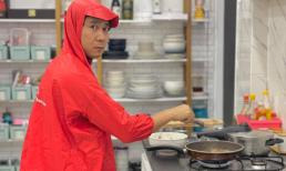 Nhạc sĩ Hồ Hoài Anh bị vợ bắt gặp khoảnh khắc mặc áo mưa của con gái để nấu ăn