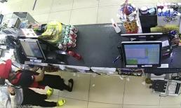 Nữ nhân viên cửa hàng tiện lợi bị kề dao cướp táo tợn giữa ban ngày ở TP.HCM