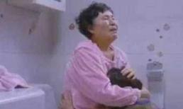 Con trai vắng nhà nhưng con dâu lại tắm 6 lần/ngày, mẹ chồng bật khóc khi nhìn thấy điều này sau cánh cửa