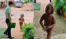 Nghịch ngợm khiến người dính đầy bùn đất, biểu cảm của bé gái khiến cả nhà ai cũng bật cười