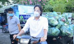 Diễn viên Đoàn Minh Tài chạy xe máy, kéo rau tặng bà con nghèo vùng cách ly