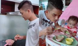 Mạc Văn Khoa tận tay nấu đồ ăn dặm cho con gái cưng, biểu cảm ái nữ khiến dân mạng 'lụi tim'