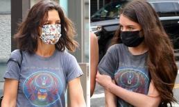 Katie Holmes bị soi lấy áo của con gái Suri mặc ra đường, đi hoài một đôi dép không chịu thay 