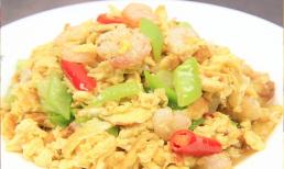 Đầu bếp chế biến món trứng bác với tôm, chỉ nêm chút muối, ăn mềm, ngon, rất tươi