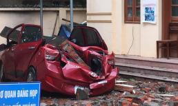 Mưa to kèm giông lốc làm tường đổ sập, đè bẹp ô tô đang đậu dưới sân