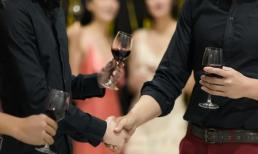 Trong bữa tiệc, nếu mắc phải 3 điều này, mức độ nhẹ nhất là bạn sẽ bị chê cười, và tệ nhất là phá hỏng danh tiếng