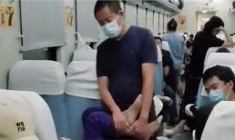 Người chồng của năm, đứng ôm chân giúp cho vợ ngủ cả đêm trên tàu lửa