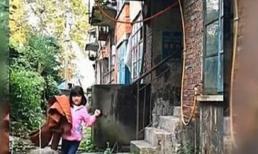 Cô con gái 5 tuổi ngày nào cũng ôm quần áo của mẹ đi chơi, sau khi người cha theo dõi và biết được sự thật, anh rất đau lòng