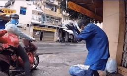 Được cho 2 hộp cơm từ thiện, người đàn ông vô gia cư nói câu khiến ai cũng thấm thía