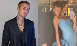 Justin Bieber đeo phụ kiện 'lạc quẻ' với trang phục nhưng dân tình chỉ dán mắt vào cô vợ và tủ đồ hoành tráng phía sau 