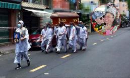 Phi Thanh Vân nén đau buồn ôm di ảnh mẹ ruột đi hỏa táng trong mùa dịch