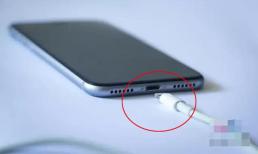 Tại sao các cổng sạc điện thoại di động lại ở dưới cùng? Thực sự rất hữu ích 