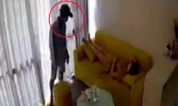 Thấy chủ mặc váy nằm ghế sofa, tên trộm có hành động biến thái khiến nhiều người lo lắng