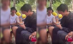 Khoảnh khắc Minh Vương mắt không rời khỏi hộp xôi trên tay Công Phượng khiến dân tình thích thú