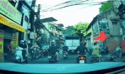 Bắt quả tang kẻ móc túi người phụ nữ đi chợ giữa ban ngày, thái độ của tài xế ô tô gây bức xúc