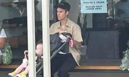 Justin Bieber bị bắt gặp ngồi như hành khất trên đường, trước mặt là chiếc xe đẩy em bé