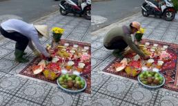 'Giật cô hồn' thảnh thơi như đi chợ, 2 nam thanh niên cười khúc khích ẵm nguyên mâm cỗ cúng ra về