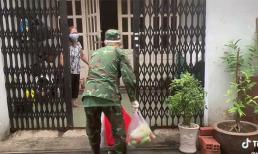 Người phụ nữ lớn tuổi nghẹn ngào nước mắt khi được chiến sĩ bộ đội đem thực phẩm tiếp tế đến tận nhà