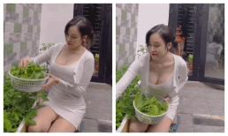 Bà Tưng khoe vòng một căng đầy 'tràn viền' khi đi hái rau, nhìn lại hiền dịu hơn xưa bội phần