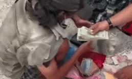 Bao rác đựng nhiều xấp tiền dày cộp và đống vàng nặng trĩu của người đàn ông vô gia cư khiến dân mạng choáng váng