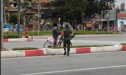Thấy ông cụ chậm chạp đạp trên chiếc xe cũ kĩ, chiến sĩ bộ đội có động thái khiến tất cả ấm lòng