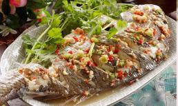 Khi ăn cá, bạn có thể nhìn thấy tính cách của một người khi họ đưa đũa gắp miếng đầu tiên. Những người thông minh thường gắp chỗ này đầu tiên