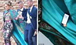 Ăn mặc hoa hòe hoa sói, được dìu như bà hoàng nhưng Jennifer Lopez lại mắc lỗi đáng xấu hổ khi chưa xé mác trang phục