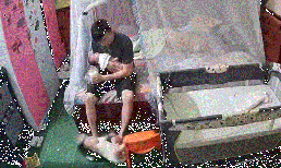 Đang bế con nhỏ trên tay, ông bố vẫn có màn phản xạ tuyệt vời để đỡ cô chị trước tai nạn nguy hiểm