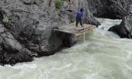Cảnh người đàn ông dùng cây sào dài bắt cá hồi trên con sông dữ khiến nhiều người tò mò
