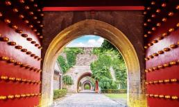 Tại sao các cổng thành đều được thiết kế mở vào bên trong mà không mở ra ngoài?