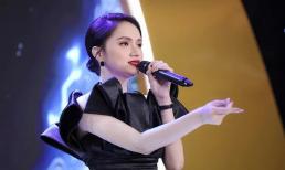 Hương Giang để lộ khả năng hát live gây tranh cãi khi gặp sự cố âm thanh