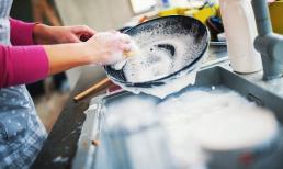 Rửa chảo dầu mỡ bằng nước nóng để nhanh sạch - sai lầm các bà nội trợ hay mắc phải và đây là lý do