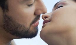 Nước bọt rõ ràng là hôi hám, sao lúc “hôn nhau” người yêu nhau lại không thấy buồn nôn? 