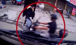 Va vào xe cẩu, người đàn ông được cứu mạng nhờ mũ bảo hiểm