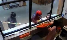 Hai tên cướp dùng búa hì hục đập tủ kính cướp tiệm vàng và cái kết cười ra nước mắt