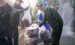 Xúc động clip các chiến sĩ bộ đội dầm mưa để đi phát lương thực cho người dân