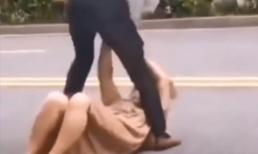 Bị bắt quả tang cùng 'tiểu tam', chồng thẳng tay đánh đập vợ dã man ngay trên phố