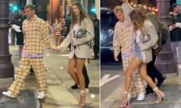 Justin Bieber tình cảm nắm tay bà xã xuất hiện trên phố, đôi chân cực phẩm của Hailey trở thành tâm điểm