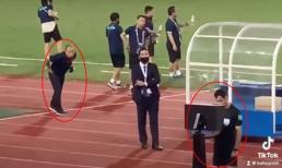 Clip thầy Park nhìn 'trộm' khi trọng tài check VAR khiến dân mạng rần rần vì quá đáng yêu