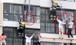 Cháy nhà, bố hoảng loạn buộc dây vào... cổ con thả xuống