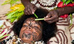 Kỳ lạ bộ tộc trẻ em từ 5 tuổi đã phải xăm kín người, nếu không sau này sẽ không thể lấy chồng