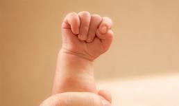 Bé trai 7 tháng tuổi nắm chặt tay, bà nội cứ nói rằng đó là điều bình thường, mẹ mang đi khám thì bác sĩ phải thốt lên: Đã quá muộn!