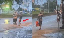 Gặp ông chú lang thang đi chân trần, tài xế quay xe máy và có hành động khiến tất cả ấm lòng